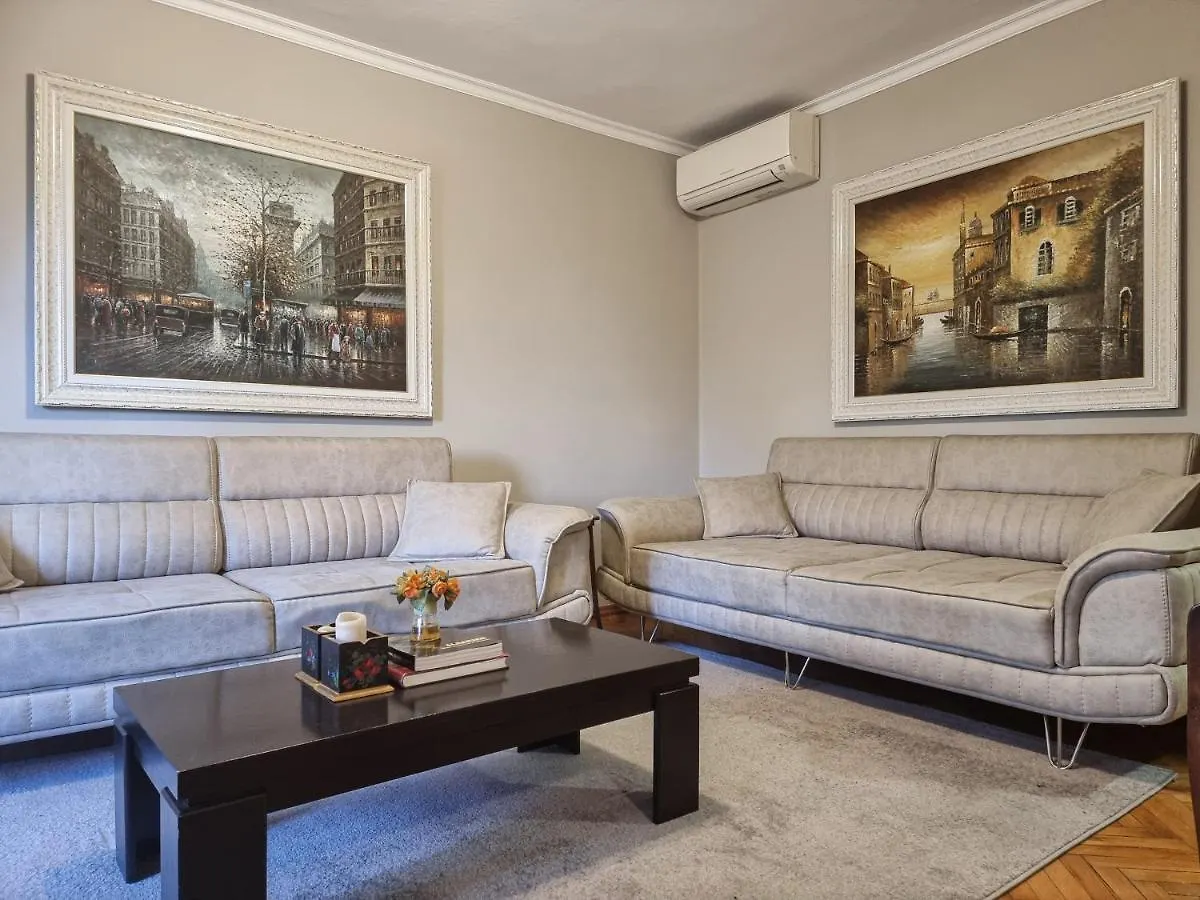 Tirana Center Cozy Apartment